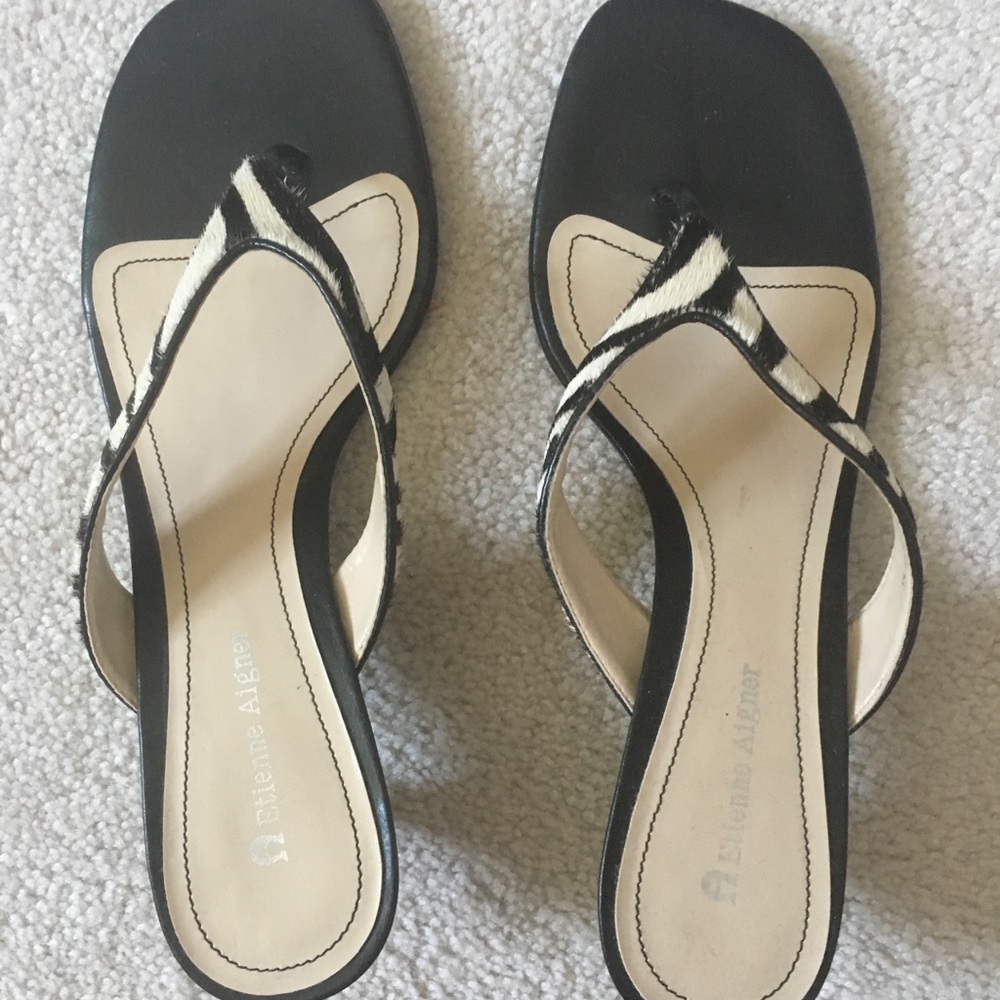 Fancy flip flops. Etienne Aigner.